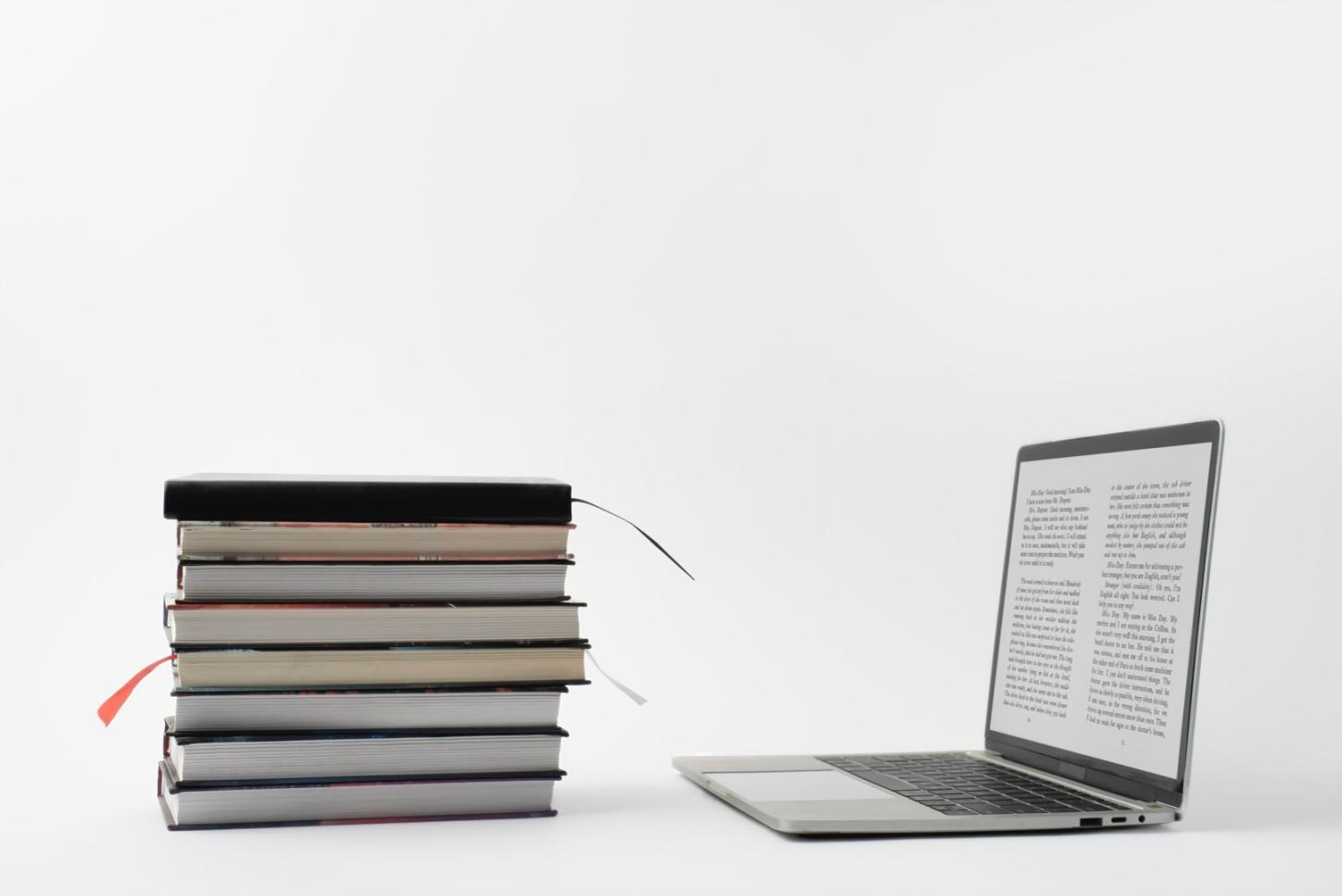 Bureau de travail avec documents financiers et ordinateur