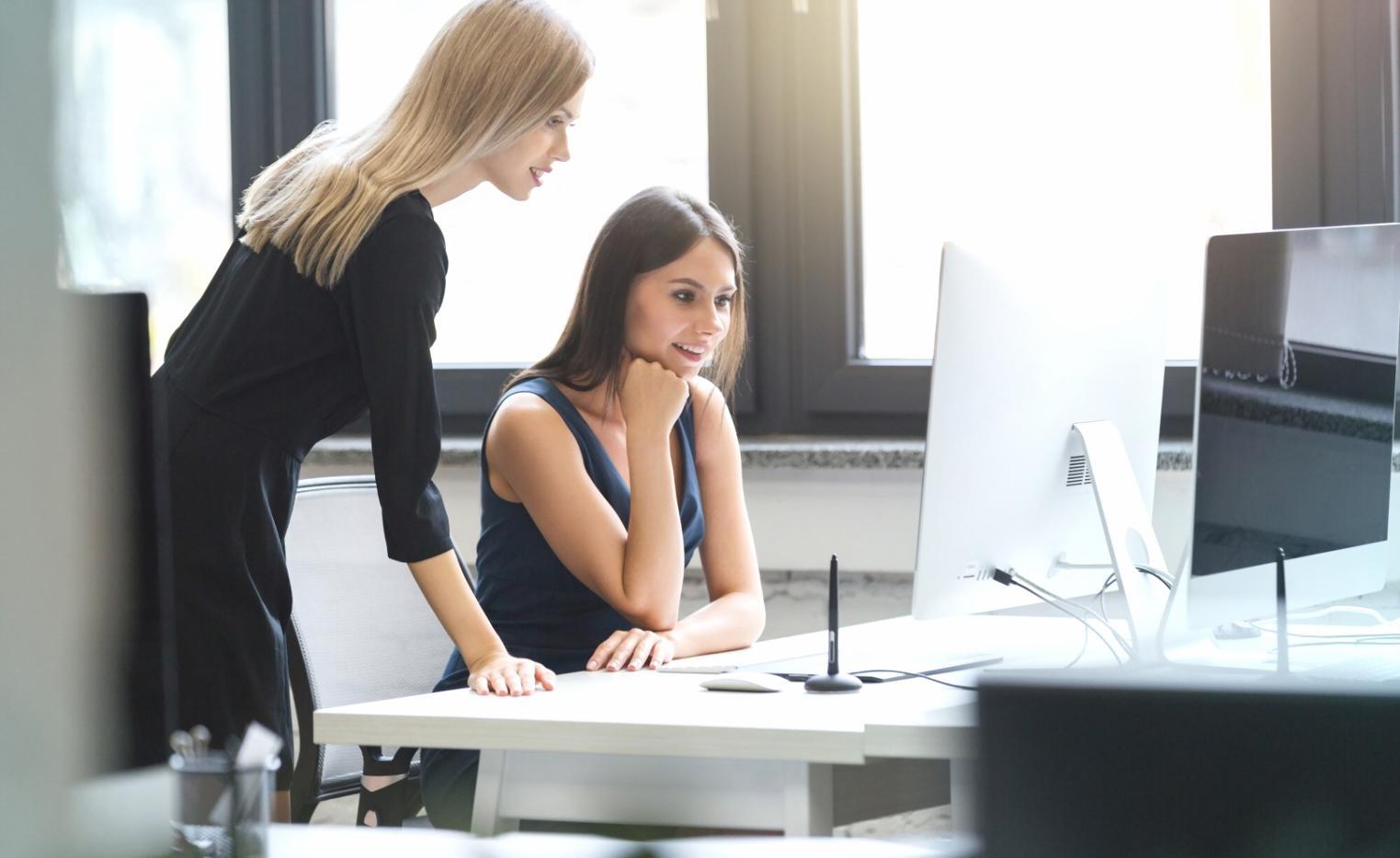 Équipe discutant des résultats financiers